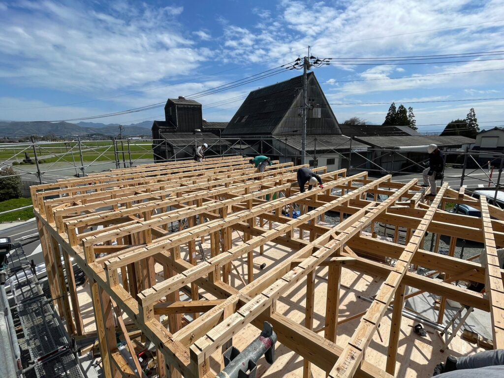 塗り壁と木が映える六角形の家　建て方