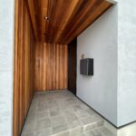 木と塗り壁の上質な玄関ポーチ