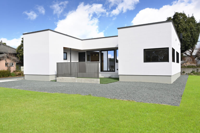 直線を生かしたフラットなフォルムが印象的な平屋