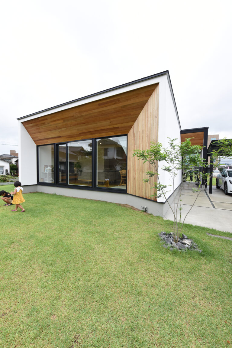 白と木目のコントラストが美しいアプローチ