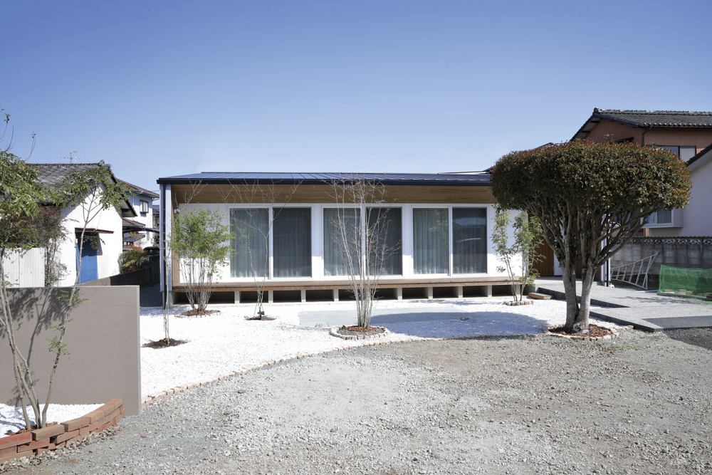 日常にすっとなじむ、シンプルな佇まいの家