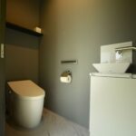 シンプルで落ち着きのあるデザインのトイレ