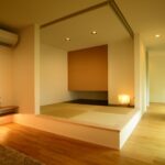 リビングと隣接した和室は、小上がりになっているので腰掛としても利用できる。