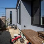 リビング南側のデッキ。冬はこちらでもBBQを楽しめる