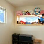 子ども部屋に造ったヌックで寛ぐ２人