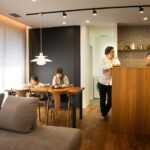 照明や家具などインテリアにもこだわったリビング