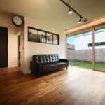 自然光の入り方を計算された大窓のあるリビング