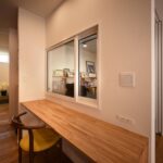 音楽室の壁側にあるカウンターテーブル