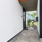 駐輪スペースも兼ねた玄関ポーチ